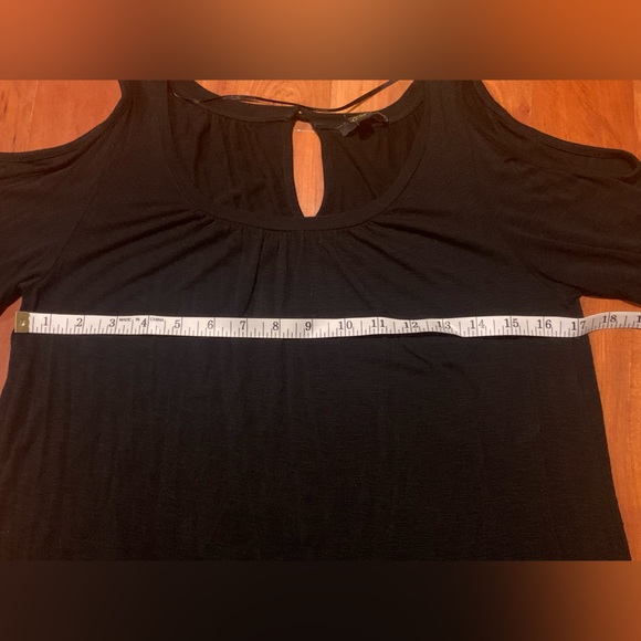 Black flowing top with cut out shoulders - Picture 7 of 7